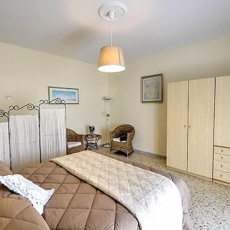 Sleeps 4 Air Con